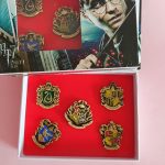 Estuche de pines Harry Potter: Escudos Hogwarts, set x 5