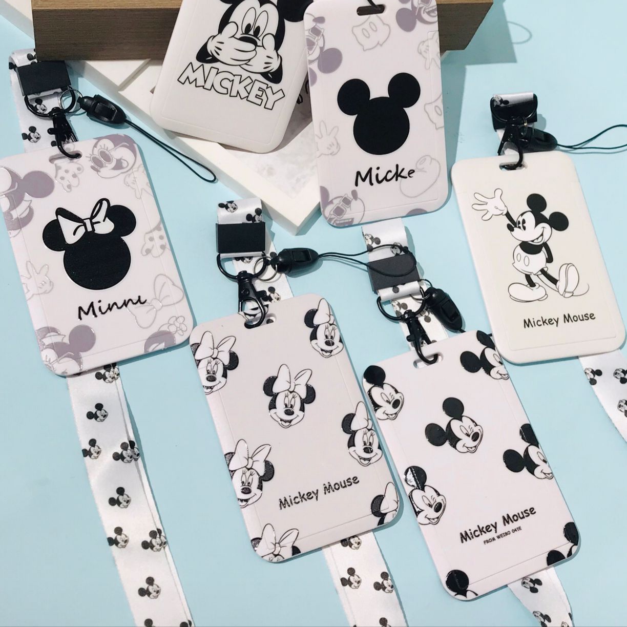 1677033607763 portcarnet minnie y mickey en cali