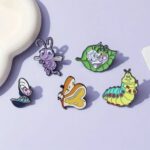 Pin metálico insectos de Bichos/ Alicia en el país maravillas