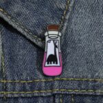 Pin metálico Kuzco: Veneno para llama