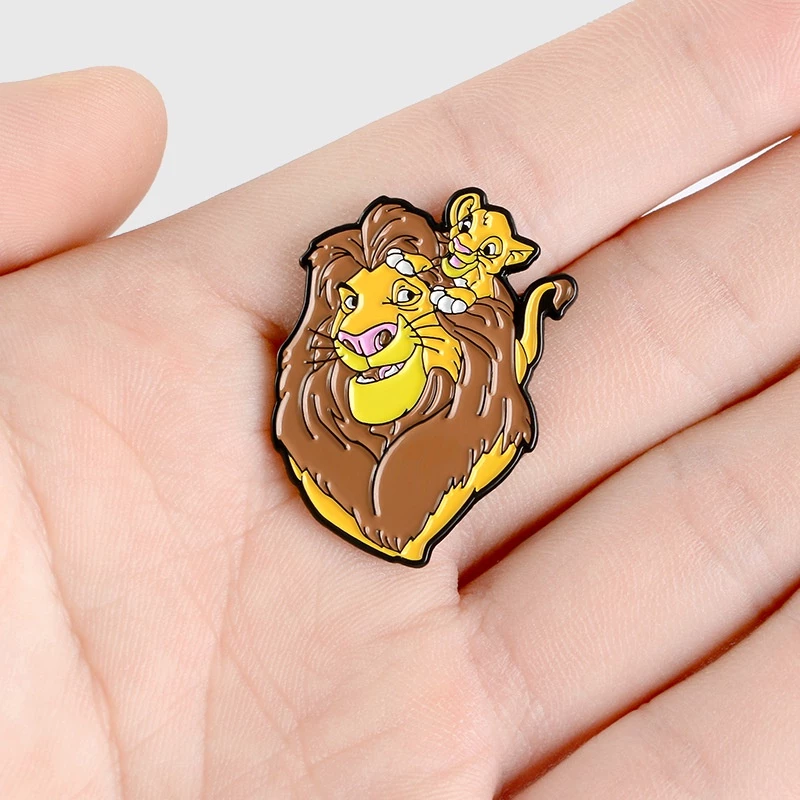 1715563745449 PIN METALICO DEL REY LEON EN CALI