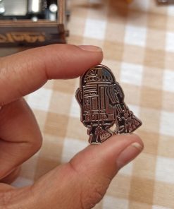 pin metálico en r2d2 en cali