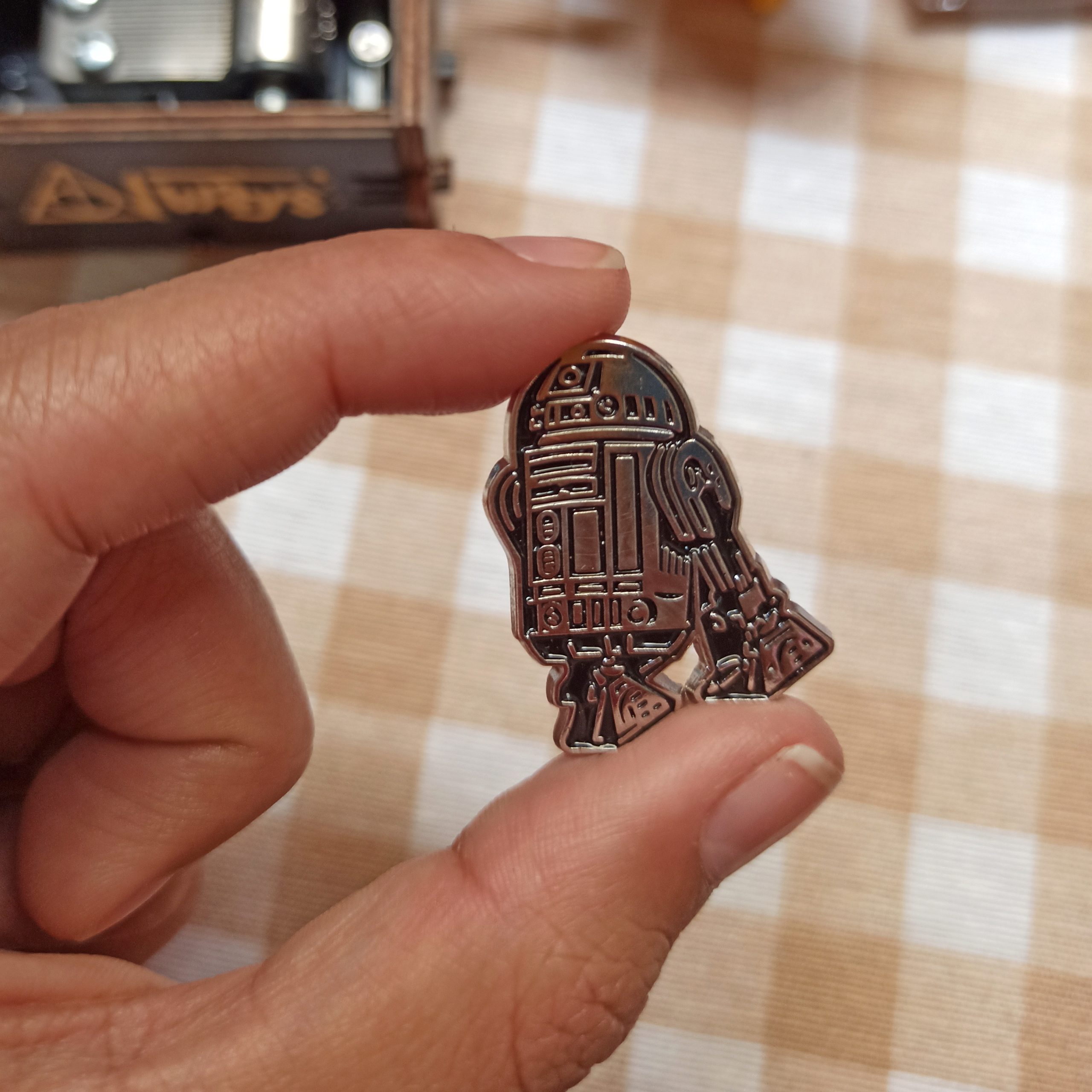 1716843002330 pin metálico en r2d2 en cali