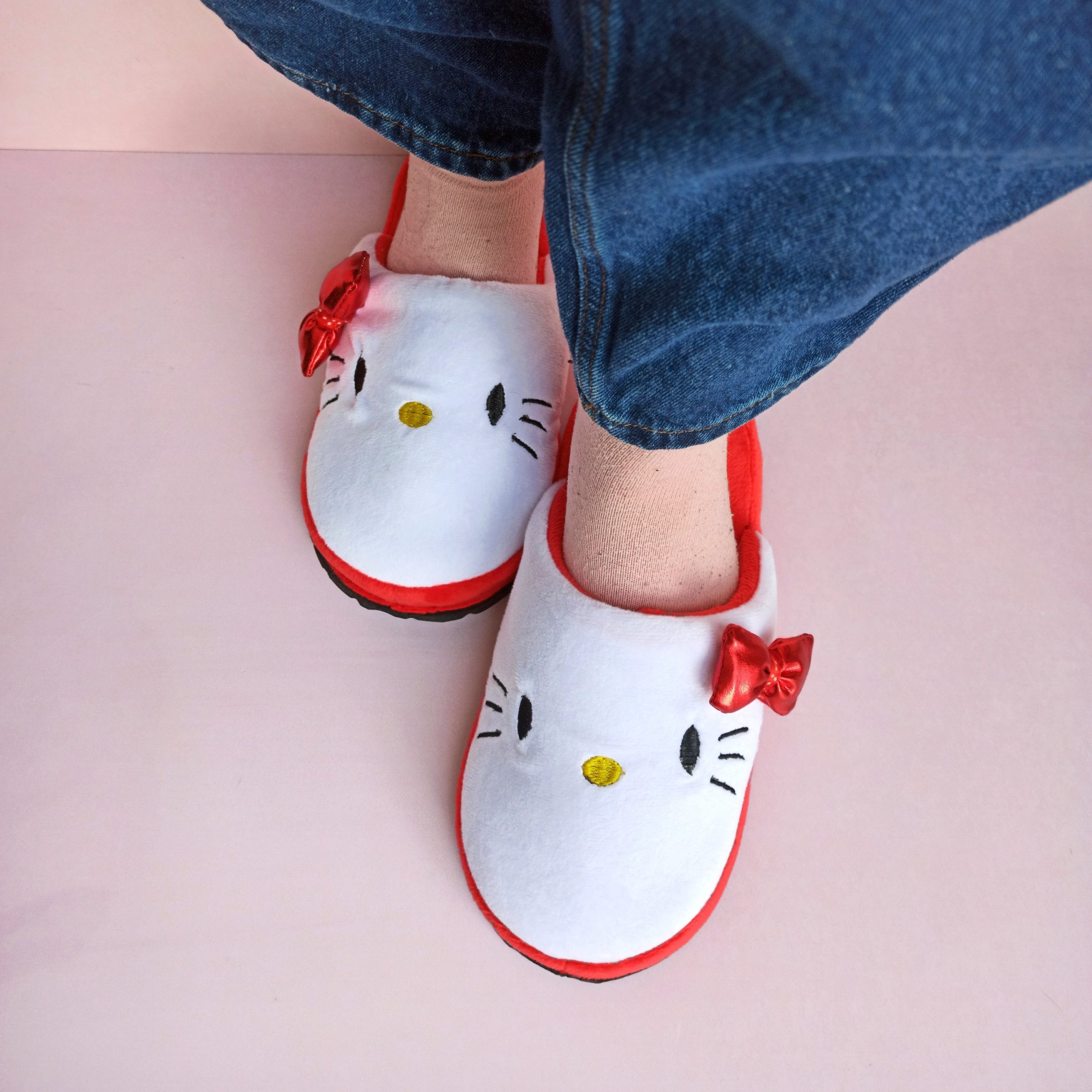 1720896976872-01-scaled.jpeg pantuflas hello kitty en cali