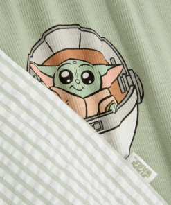 Pijama short de baby yoda en cali