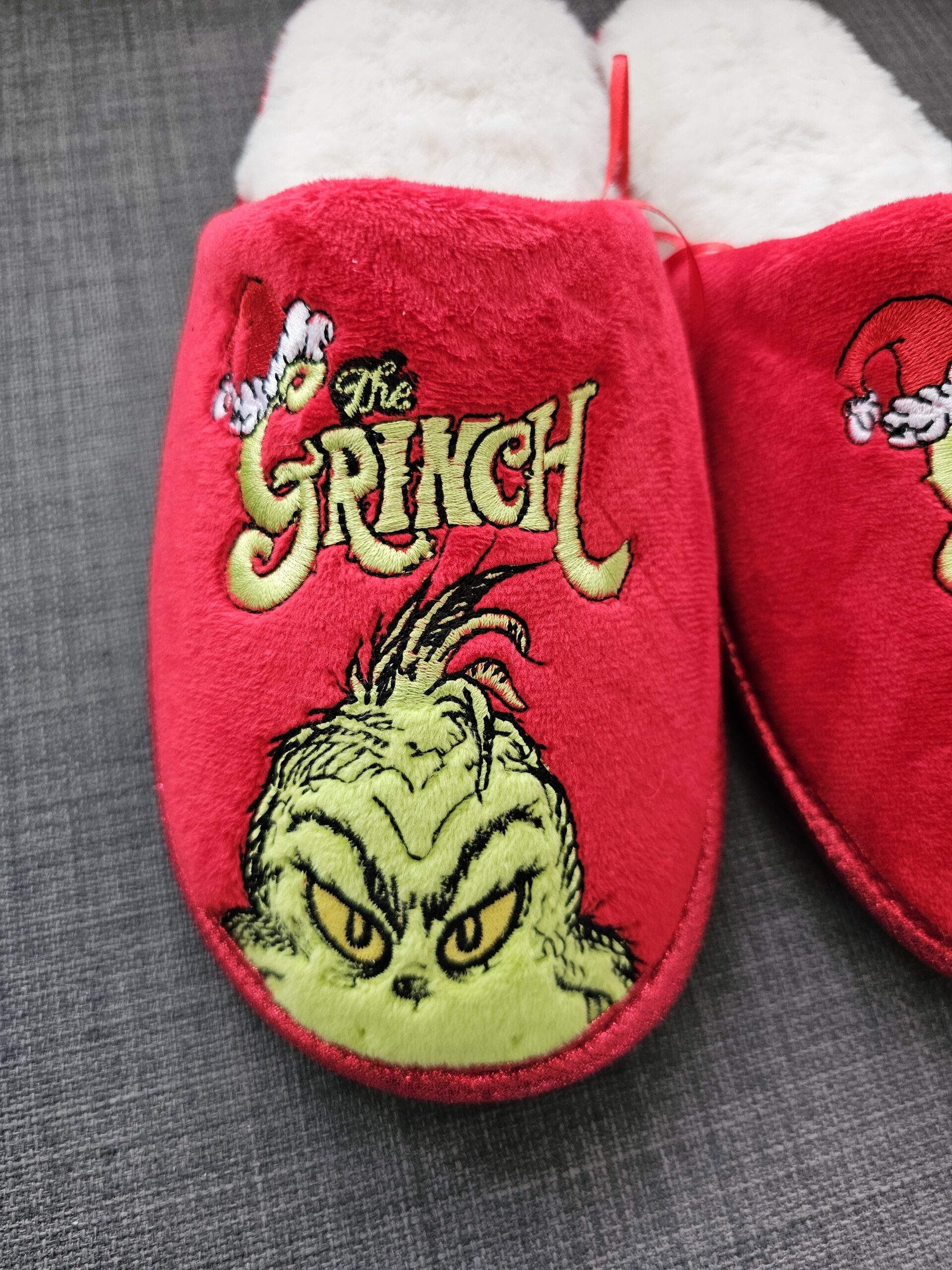 20241021_141726 Pantuflas del Grinch en Colombia