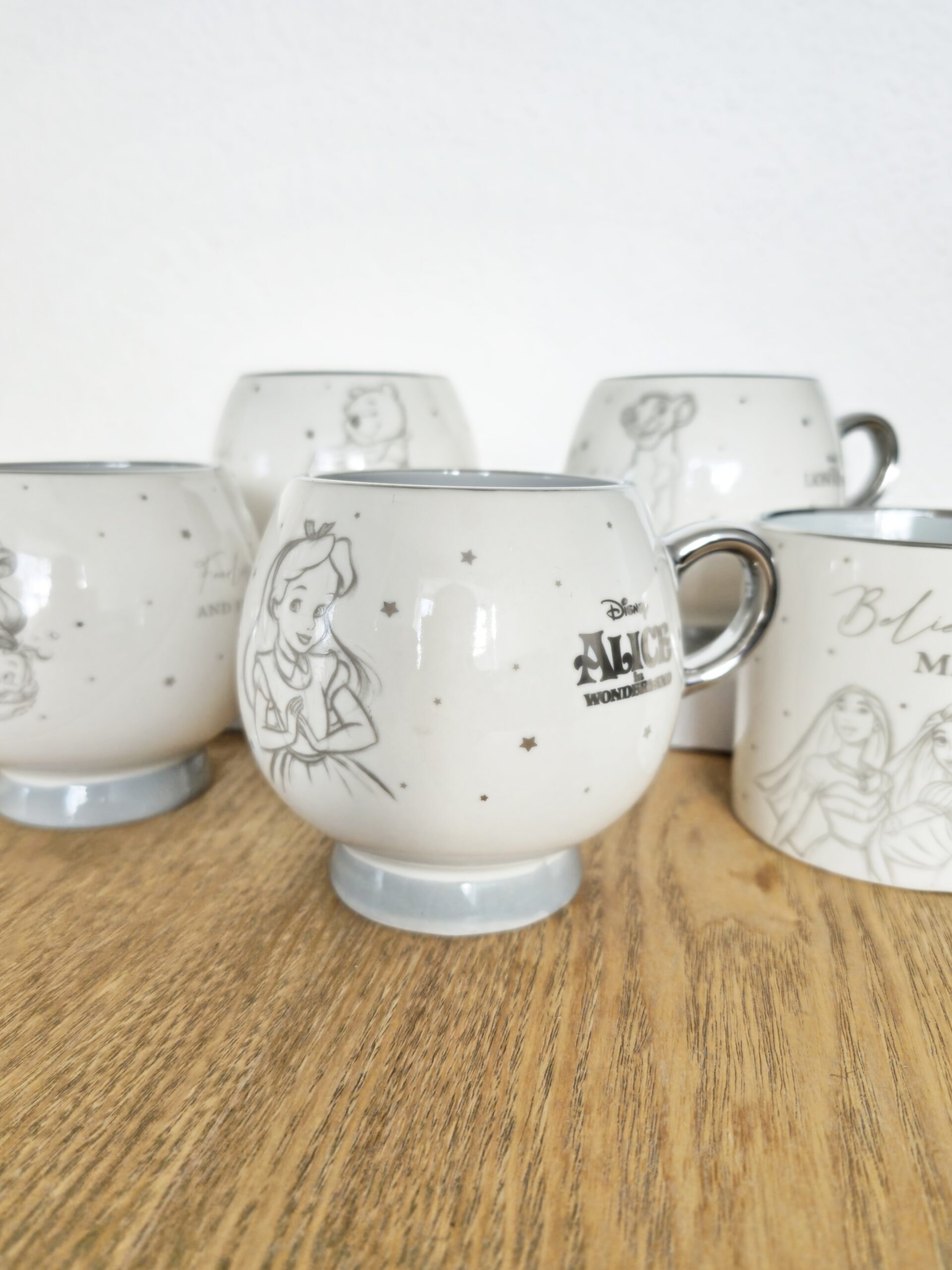20241216_110729 Taza Premium Disney 100 de Alicia en el país de las maravillas en colombia