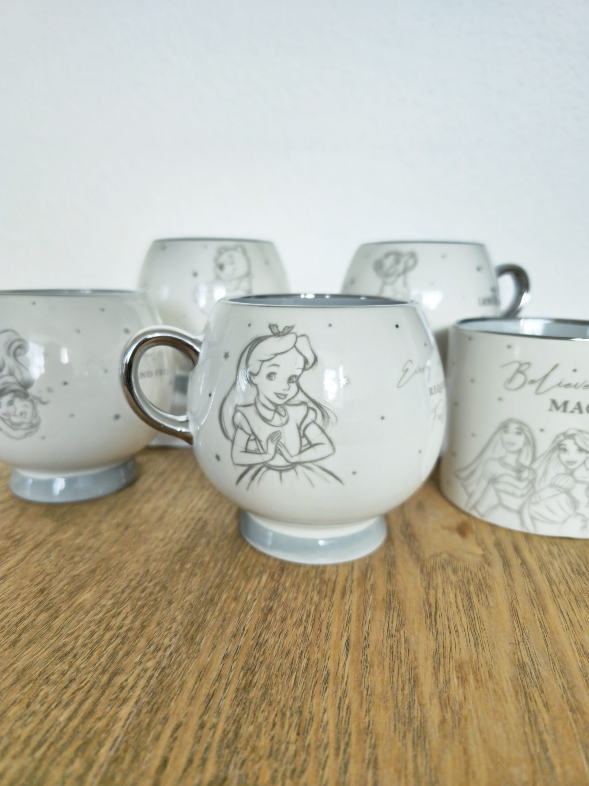 20241216_110740 Taza Premium Disney 100 de Alicia en el país de las maravillas en colombia