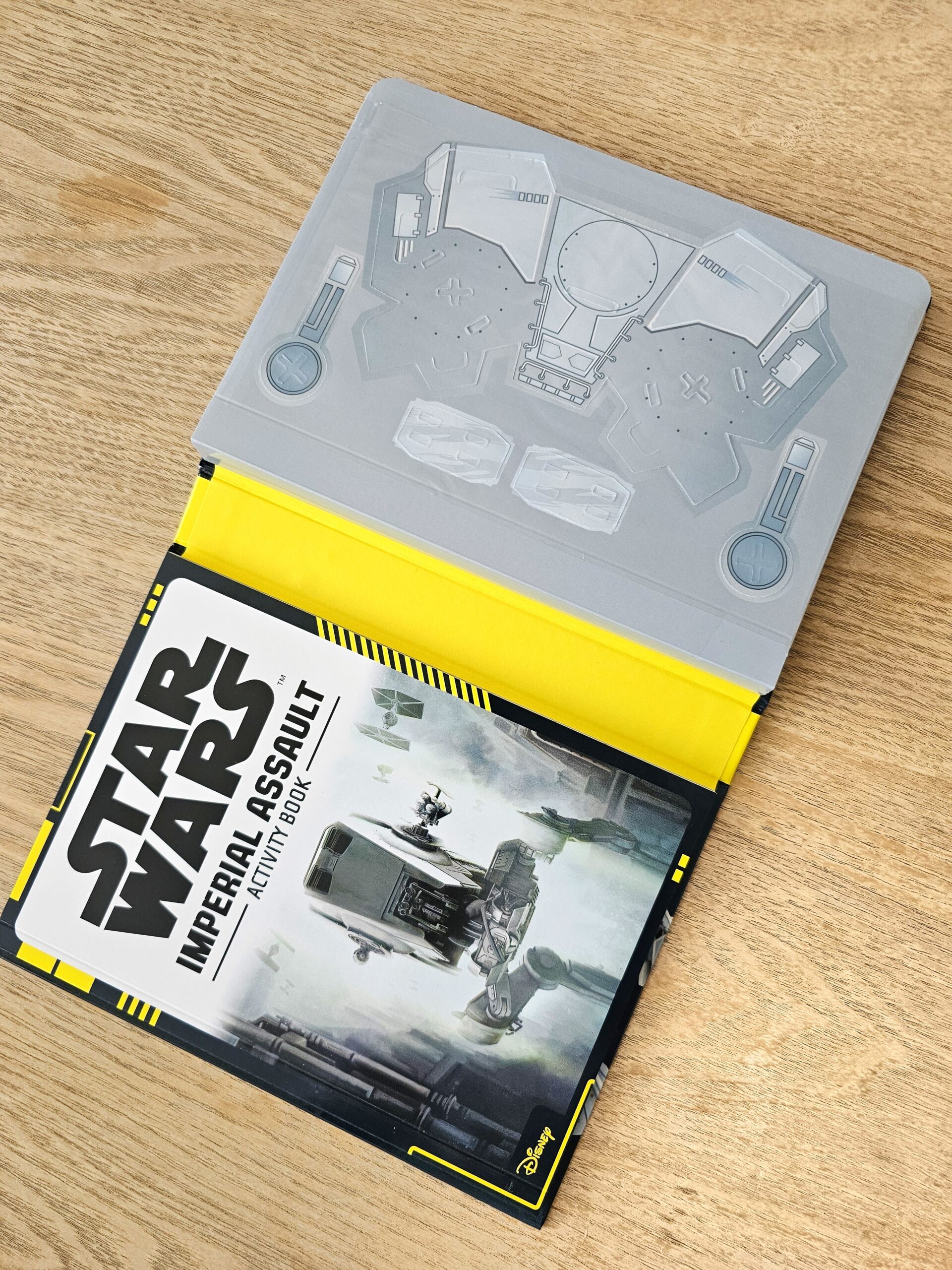20250621_184317 libro y modelo de imperial assault de star wars en cali