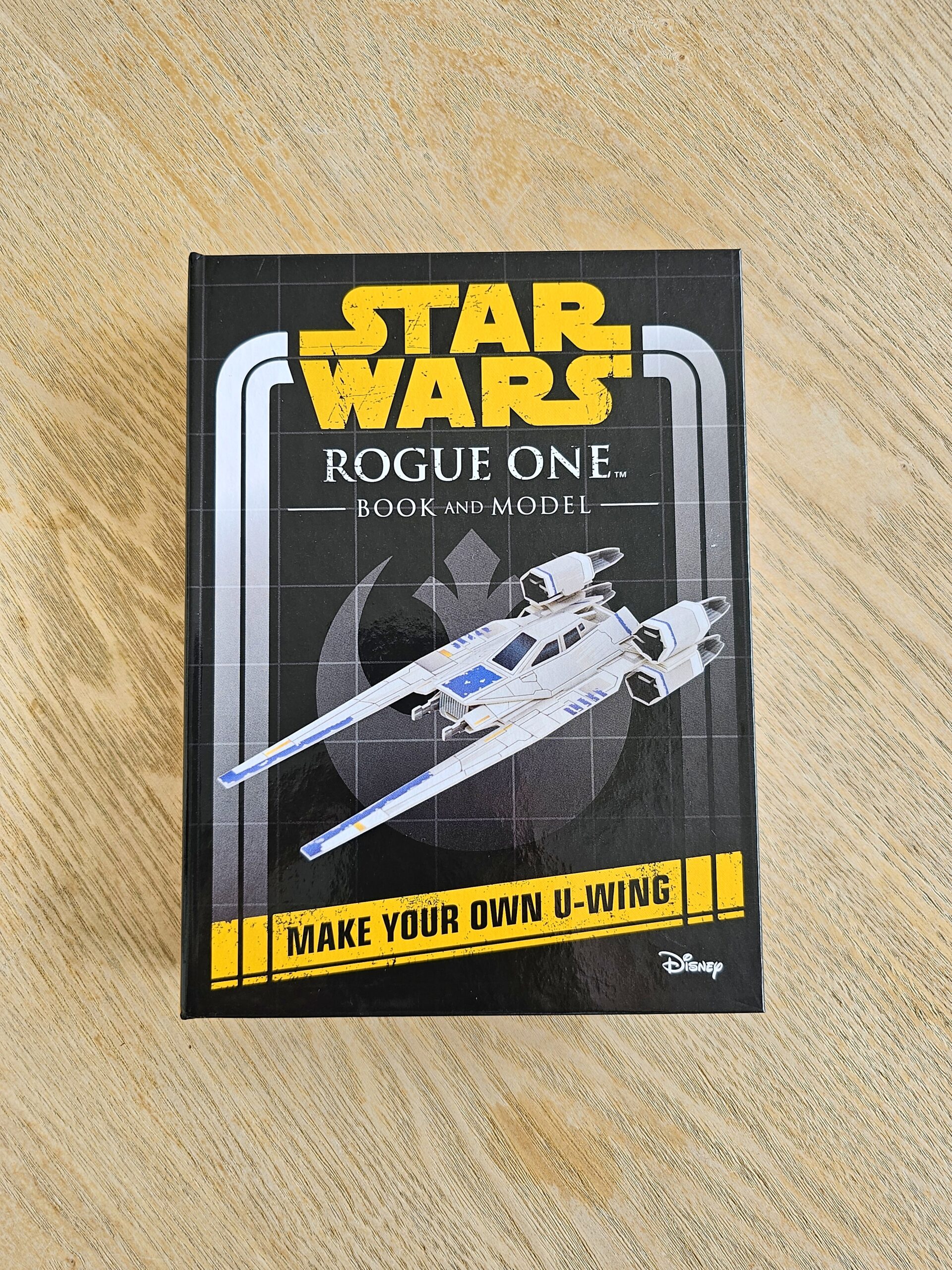 20250622_144145 libro de modelo de U-wings de star wars en cali