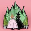 pin metalico de la pelicula de wicked en cali