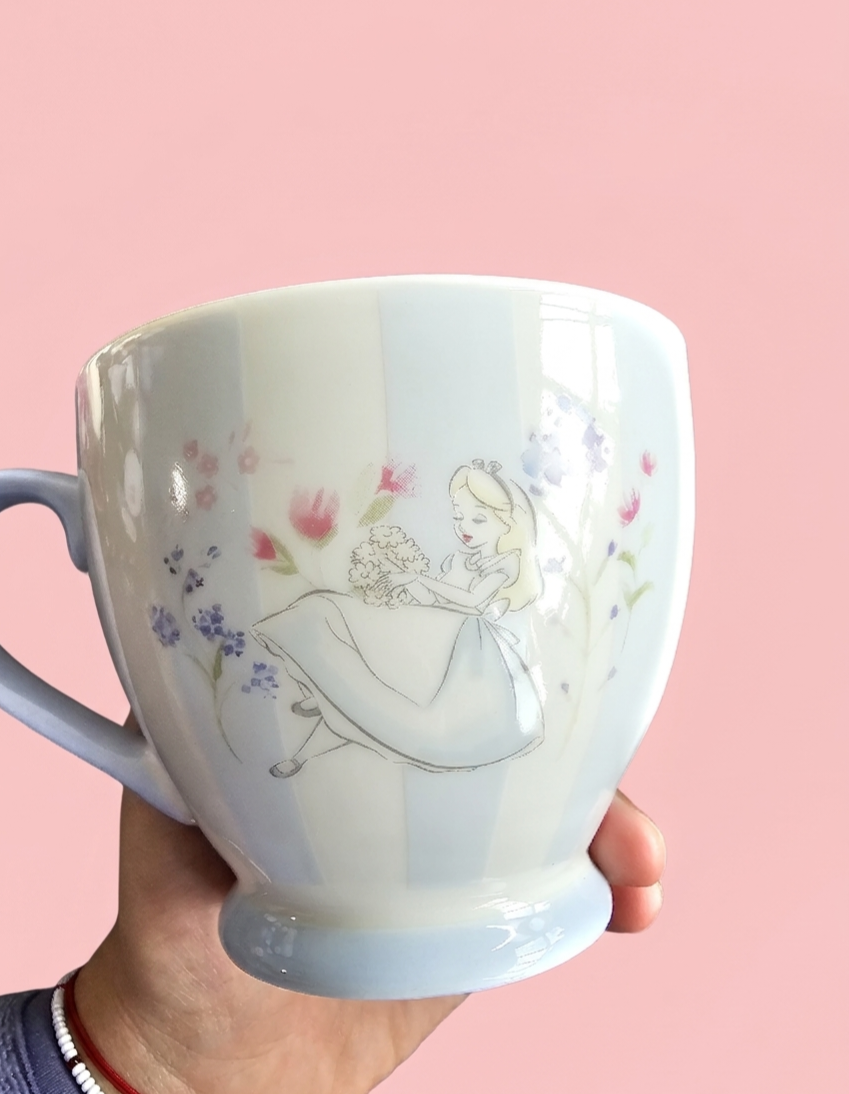 1774284625626 Taza Alicia en el pais de las maravillas en cali