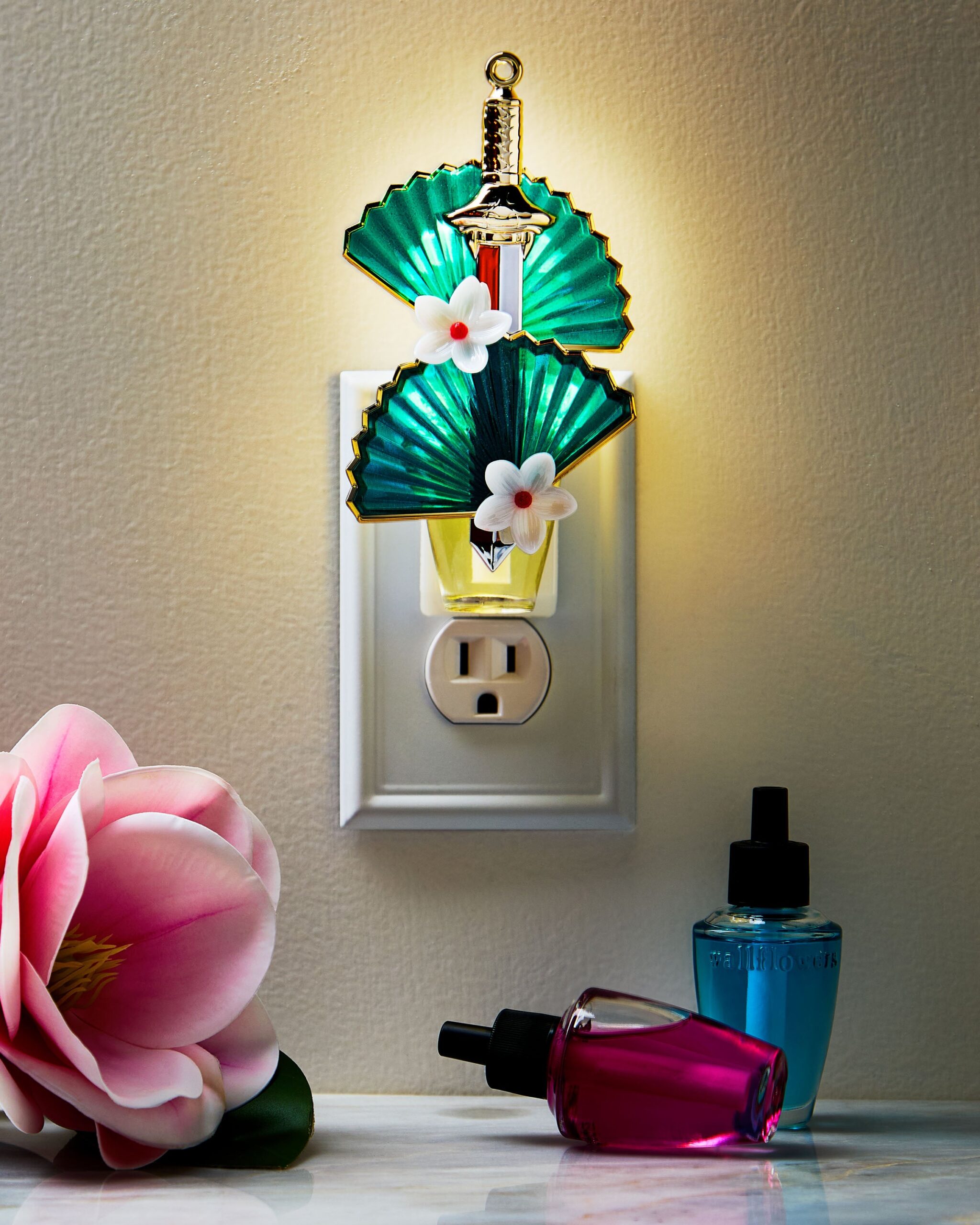 028024485_alt_6 Porta aromatizante y luz de noche mulan de bath and body en cali