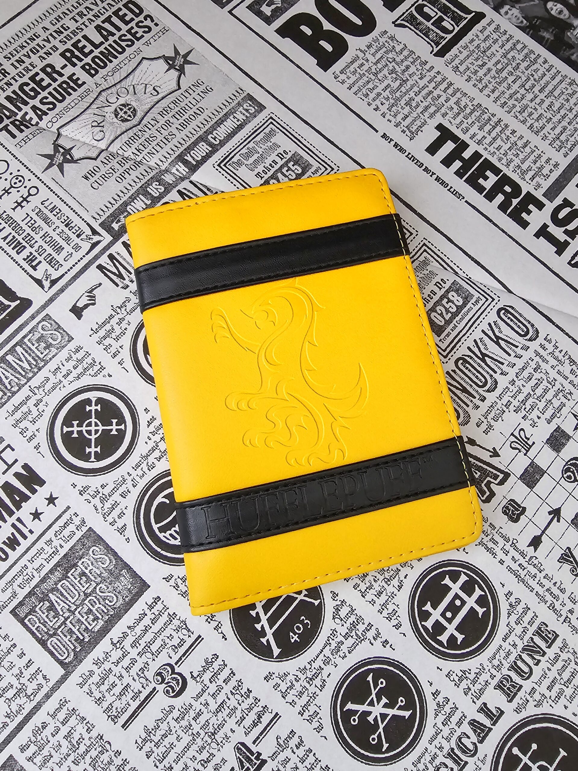 Portapasaporte Harry Potter Hufflepuff en cali Portapasaporte Harry Potter Hufflepuff en cali